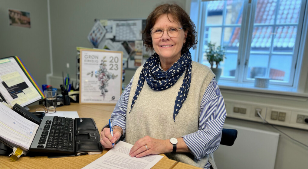 Vibeke Lund ved at gennemgå tjeklisten