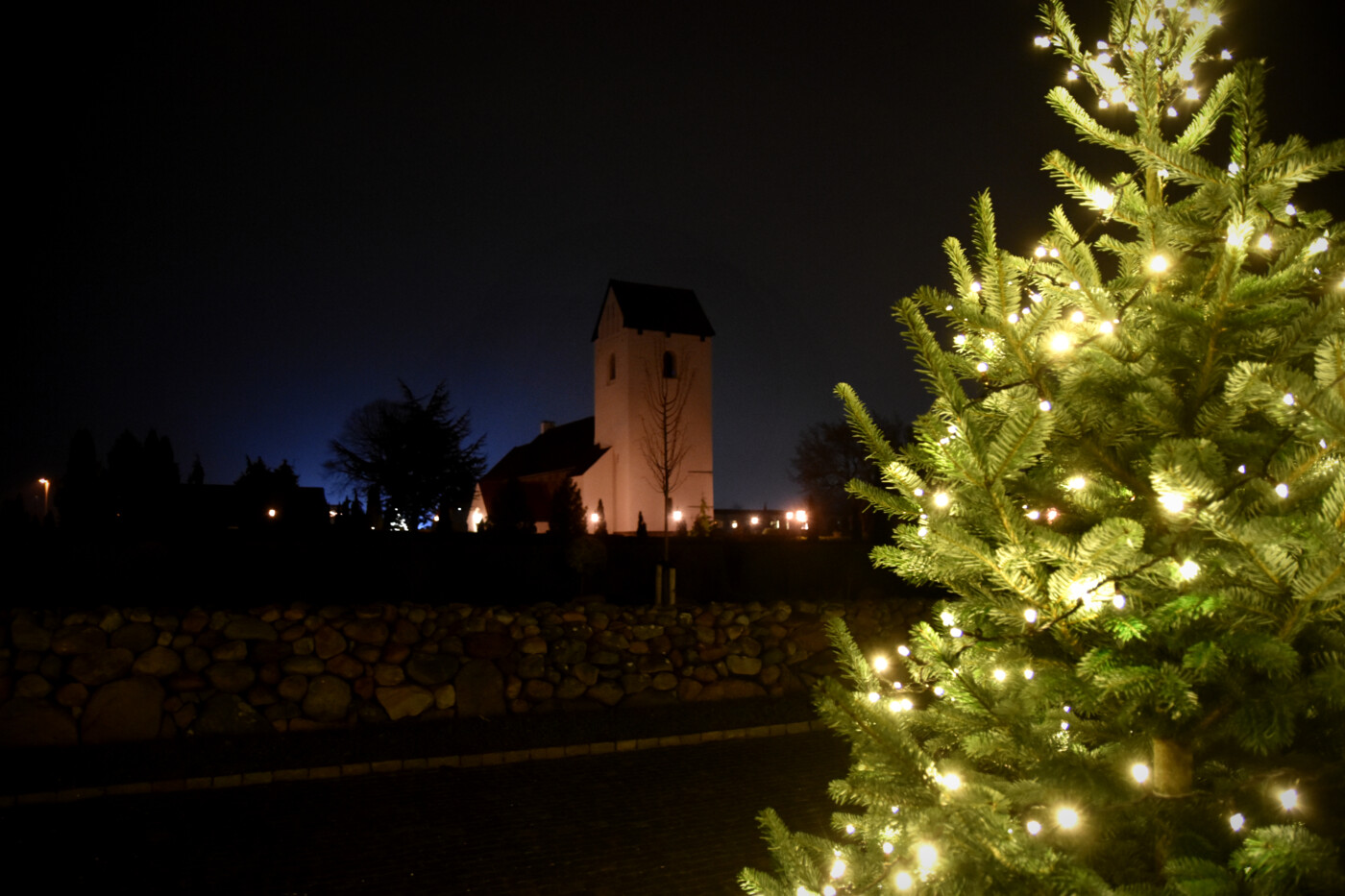 20201209 Gjellerup Kirke juletræ