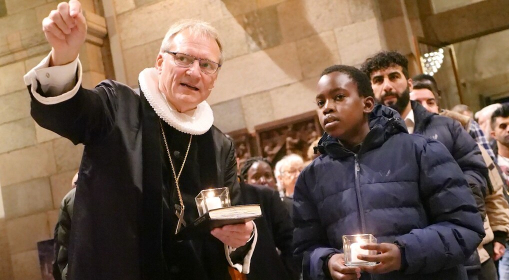 Biskop Henrik Stubkjær viser hvilken vej lysprocessionen skal gå.