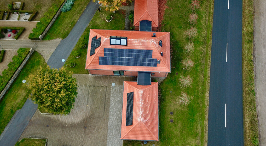 Solceller på kirketag som del af Viborg Stifts grønne omstilling