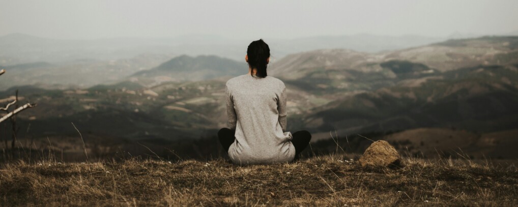 Kvinde kigger ud over landskab