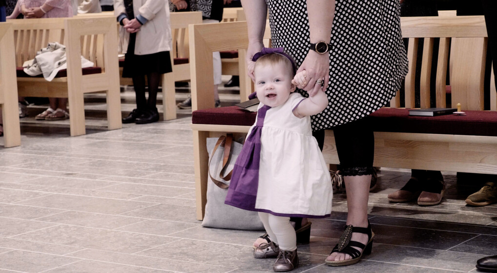 Marie kan næsten gå selv op til døbefonten