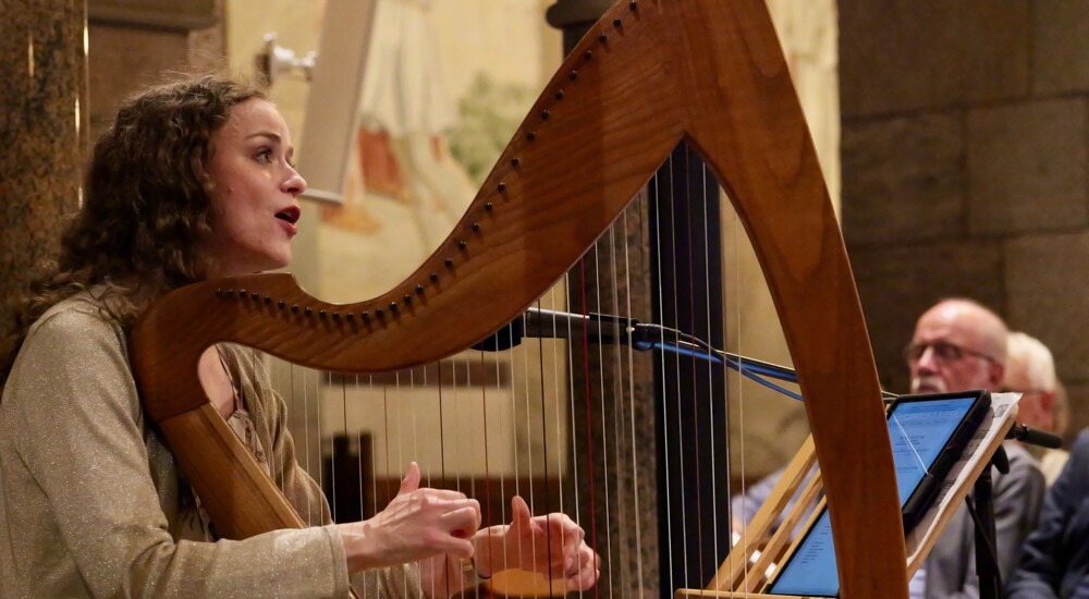 Mange folk samlet i velkomsthallen