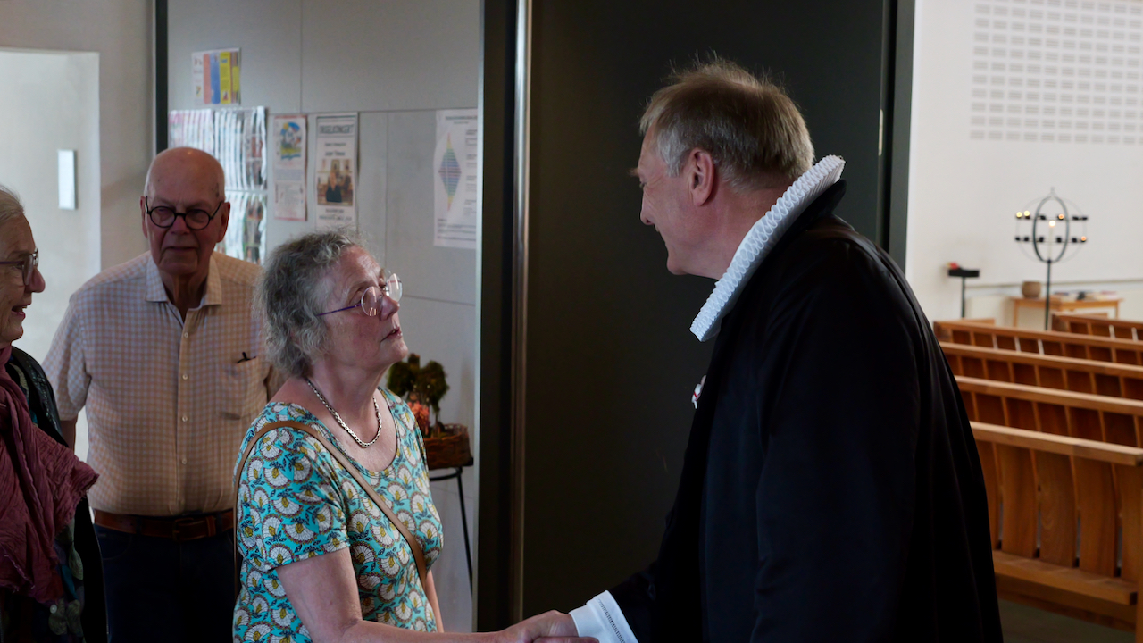 Biskop Henrik Stubkjær hilser på menigheden inden gudstjenesten