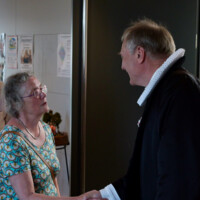 Biskop Henrik Stubkjær hilser på menigheden inden gudstjenesten