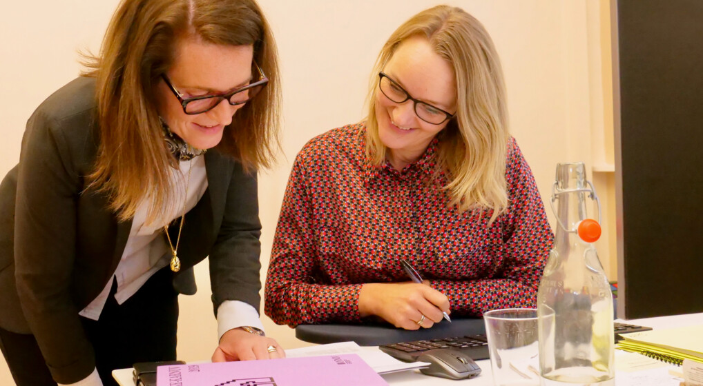 Økonomiansvarlig Inger Lise Øster i samtale med chefkonsulent Katrine Søbo Andreasen