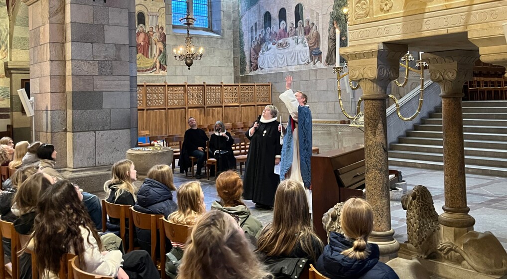 Præster viser malerier i domkirken