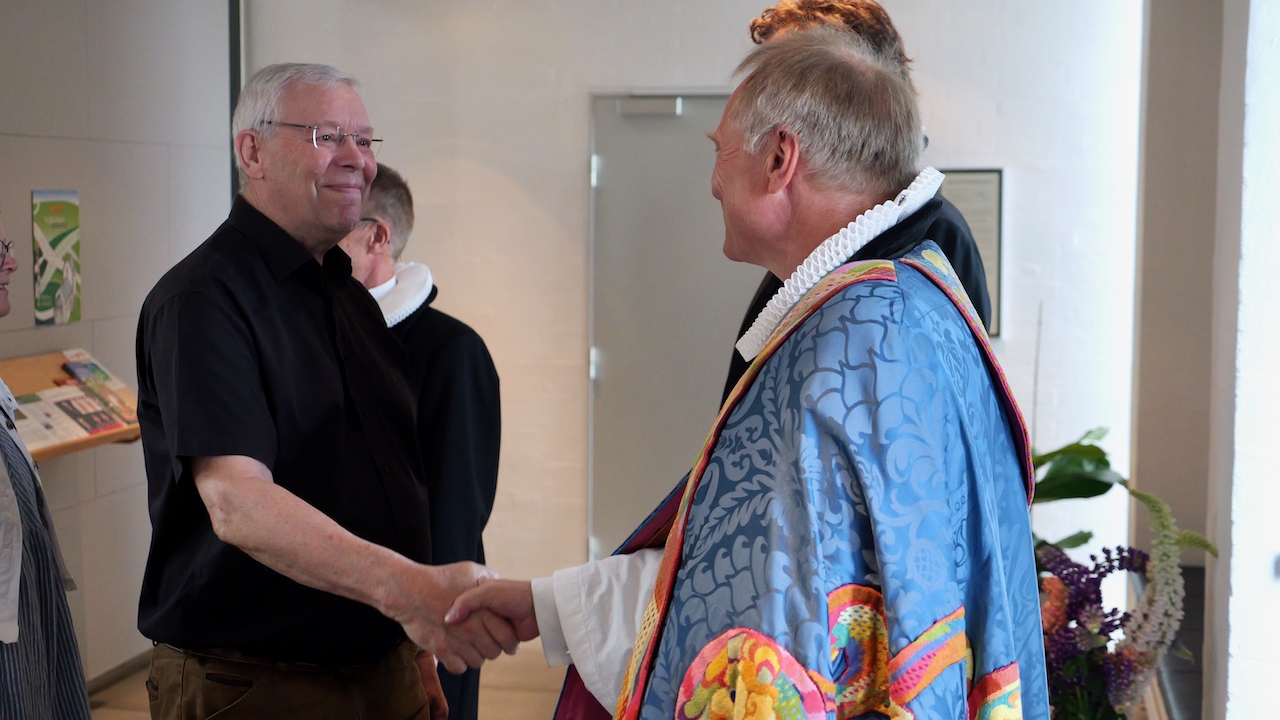 Biskop Henrik Stubkjær hilser på menigheden efter gudstjenesten