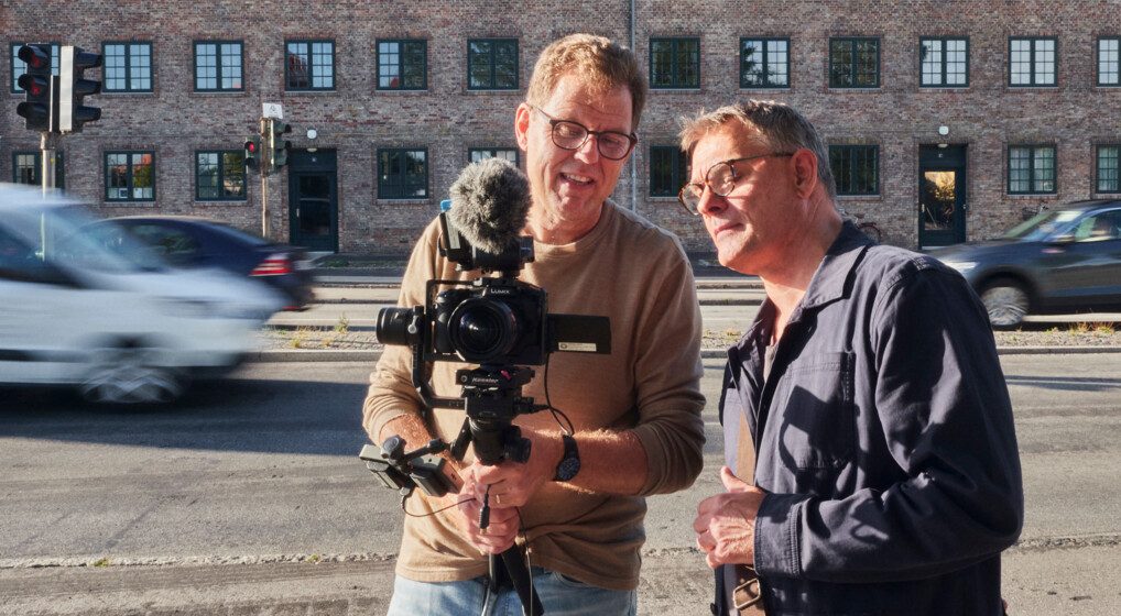 Henrik Helms og Troels Laursen checker optagelser