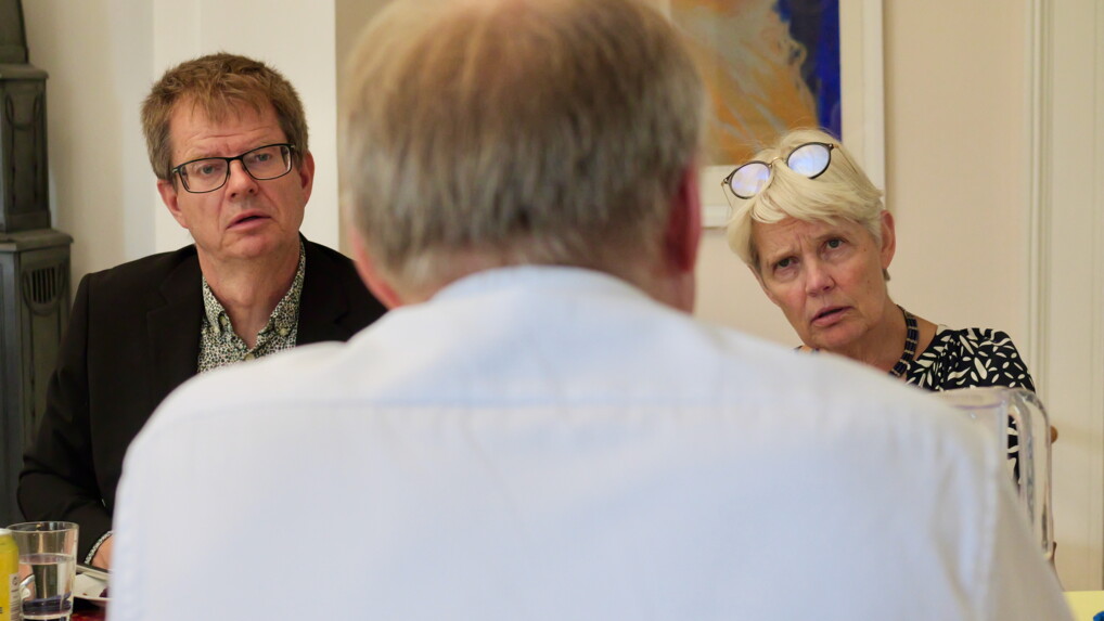 Stiftskontorchef Bodil Abildgaard og biskop Henrik Stubkjær i samtale med Stiftamtmand Jacob Hess.
