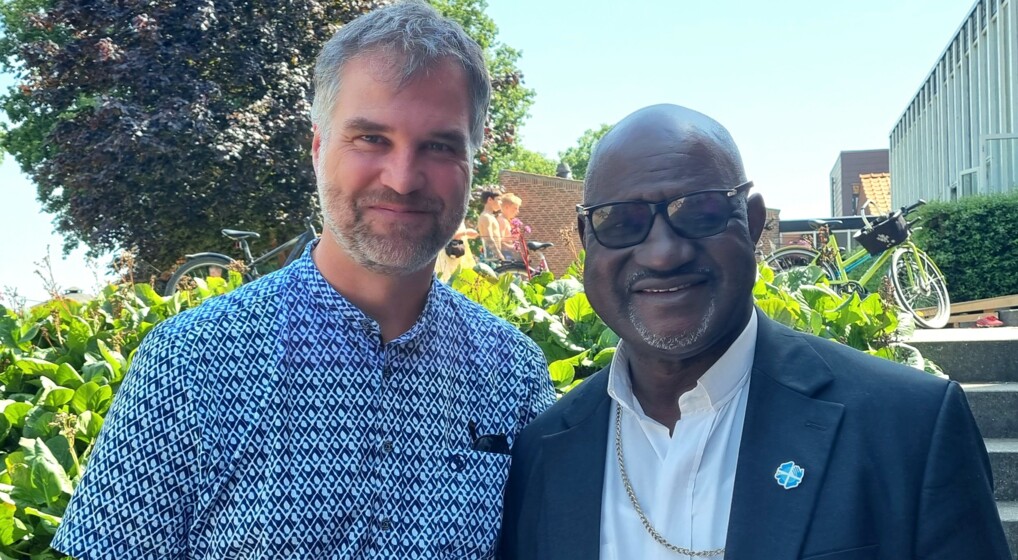 Stiftspræst for Kirken i Verden Peter Fischer-Nielsen og ærkebiskop Musa Panti Filibus.