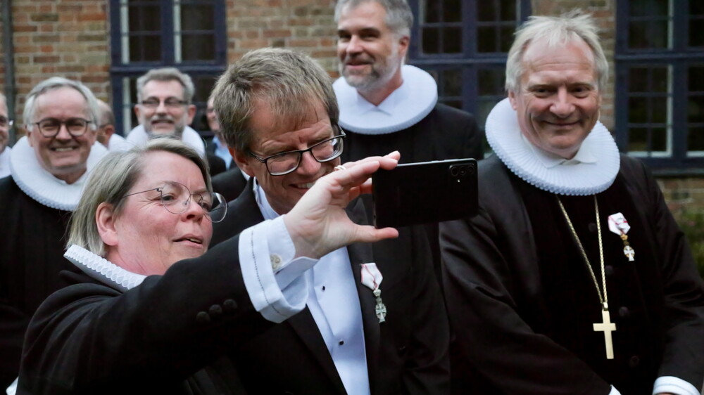 Mange folk samlet i velkomsthallen