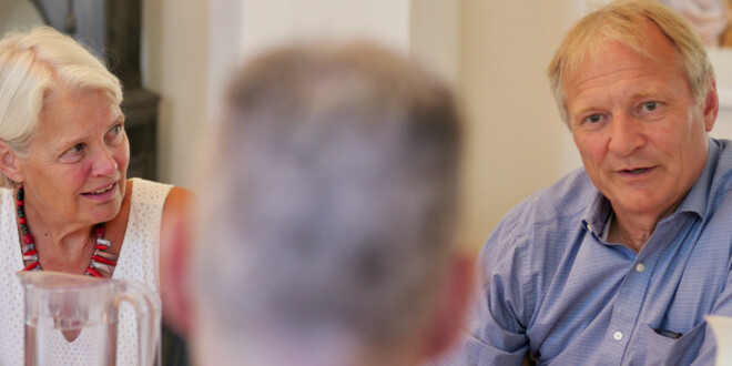 Bodil Abildgaard og Henrik Stubkjær i samtale med stiftsamtmanden