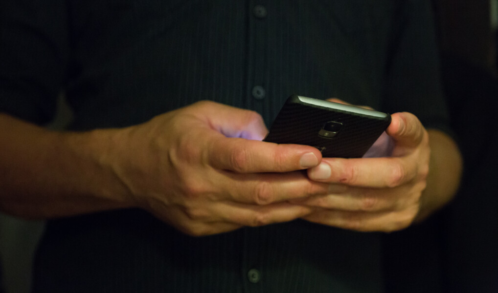 Mobiltelefon i hånden