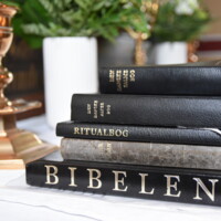 20190507 Bøger på alteret i Skarrild Kirke