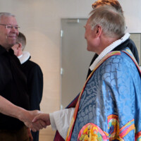 Biskop Henrik Stubkjær hilser på menigheden efter gudstjenesten