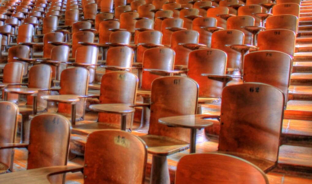 Tomme stole i auditorium