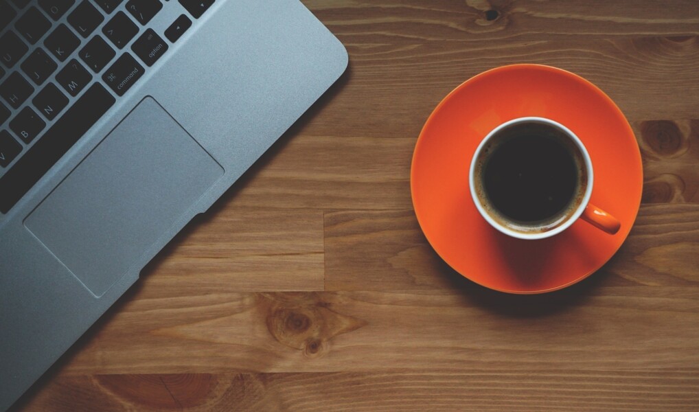 Computer og kaffekop