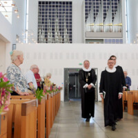Provst Brian Krüger Iversen, biskop Henrik Stubkjær og sognepræst Julius Sommer i procession ved visitasen i Gullestrup