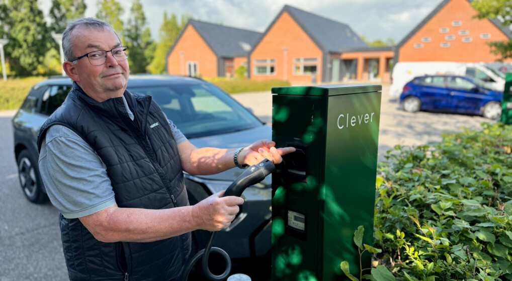 Knud ved ladestander i Tvis