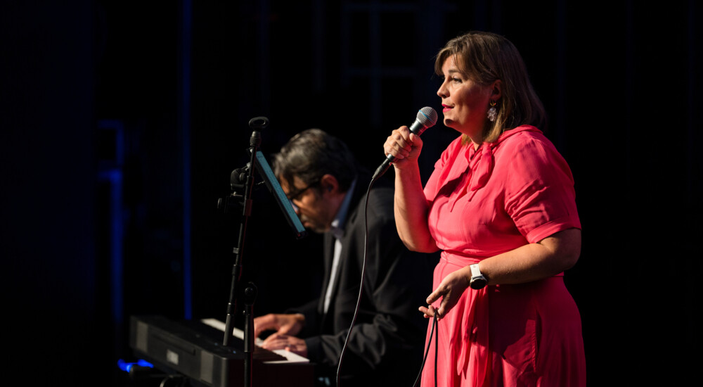 Mange folk samlet i velkomsthallen