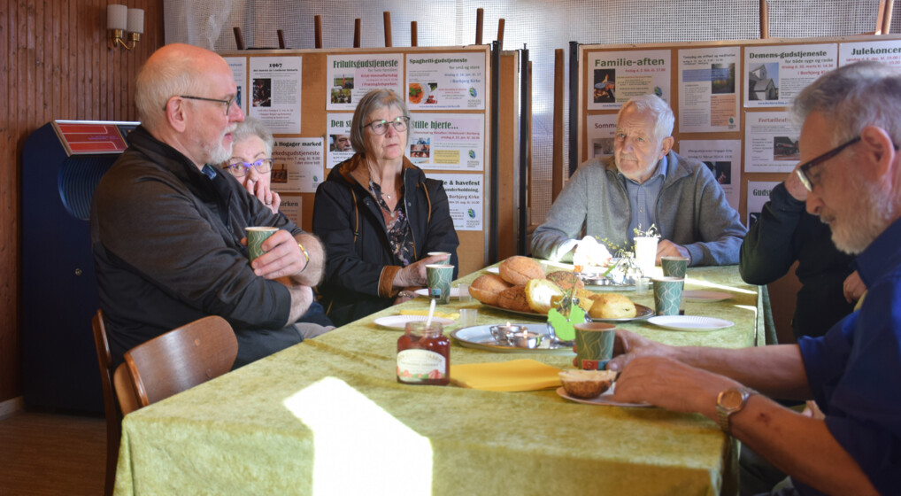 Præst snakker ved bordet på kroen