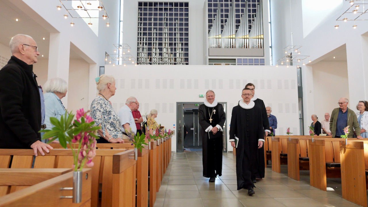 Provst Brian Krüger Iversen, biskop Henrik Stubkjær og sognepræst Julius Sommer i procession ved visitasen i Gullestrup